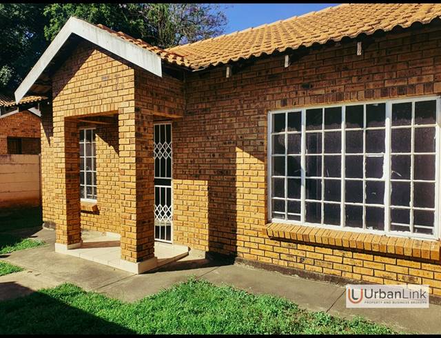 2 BEDROOM TOWNHOUSE FOR SALE IN OOS EINDE
